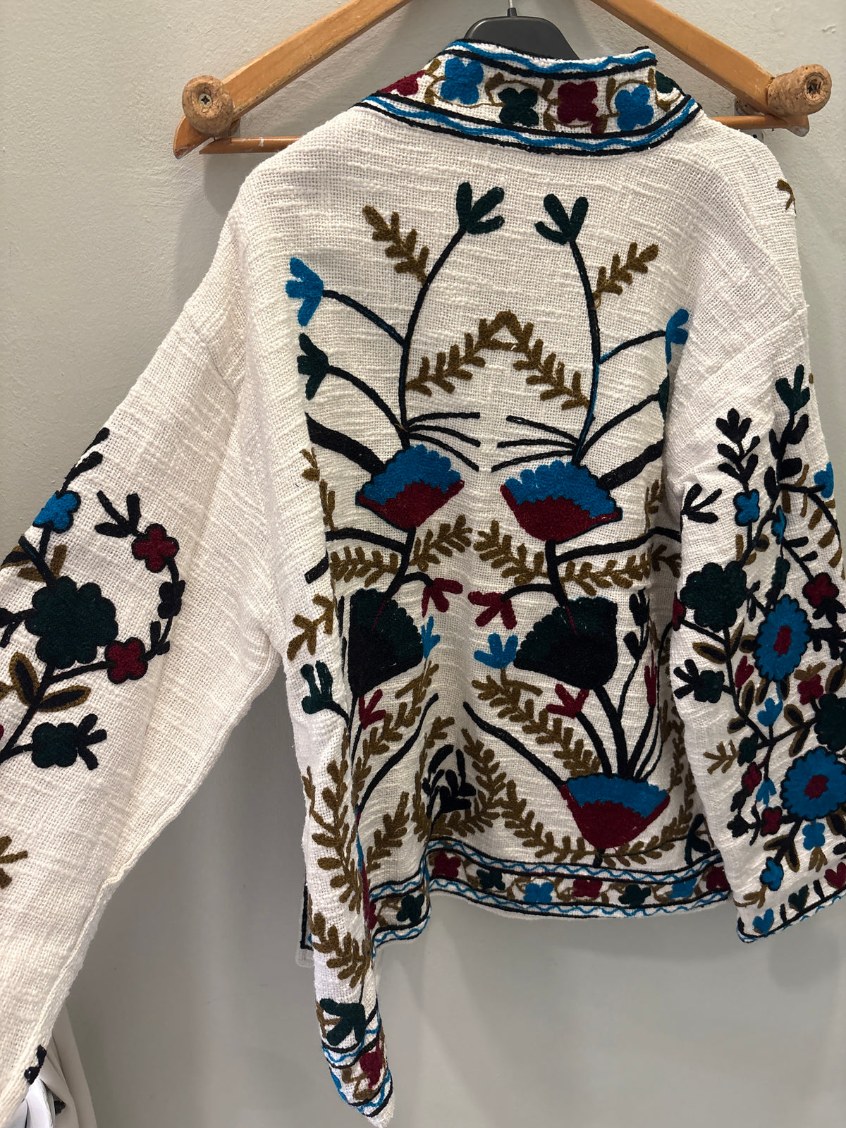 Chaqueta bordada blanca abierta
