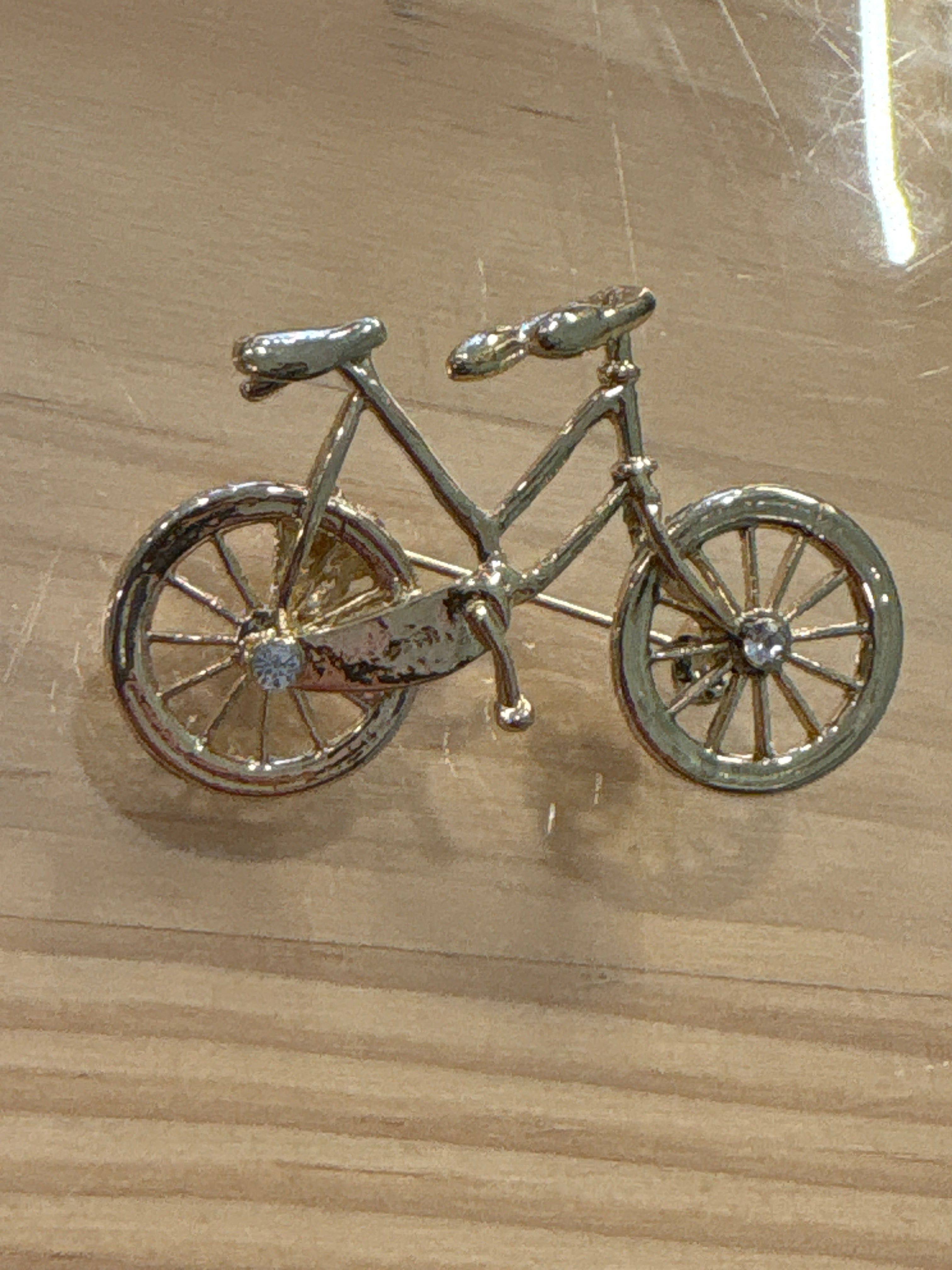 Broche bicicleta dorada