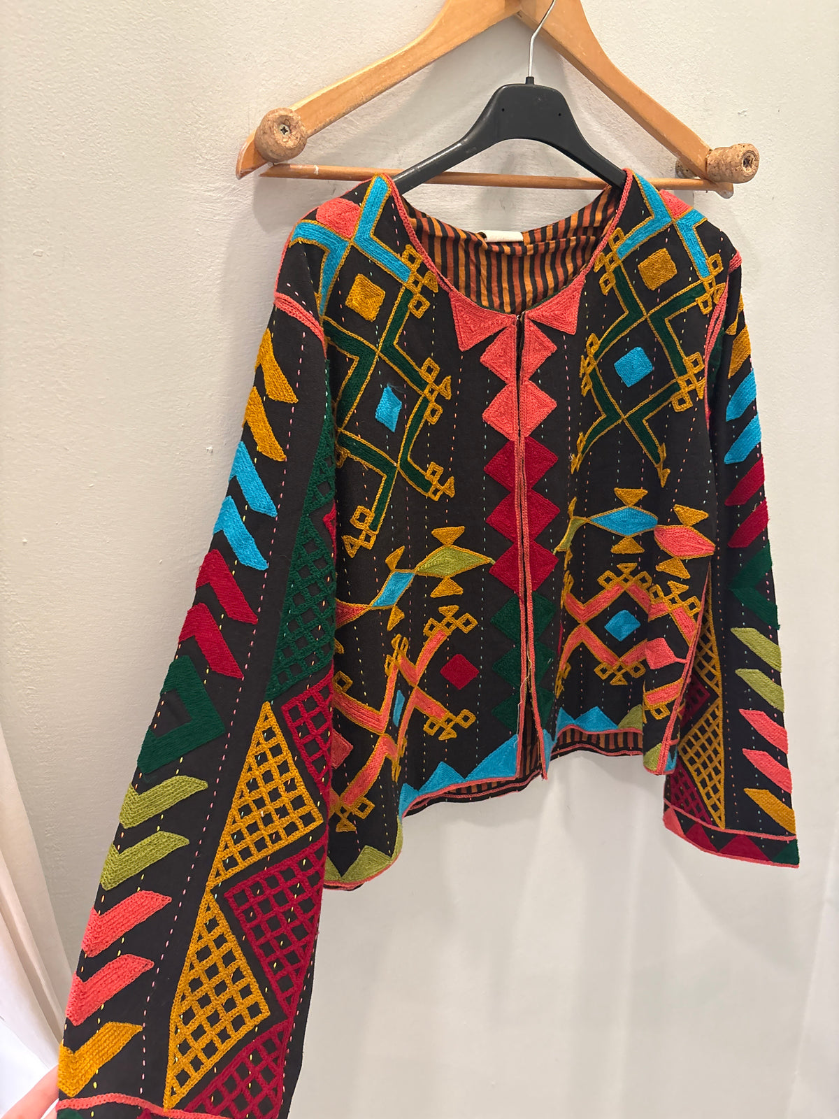 Chaqueta bordada negra