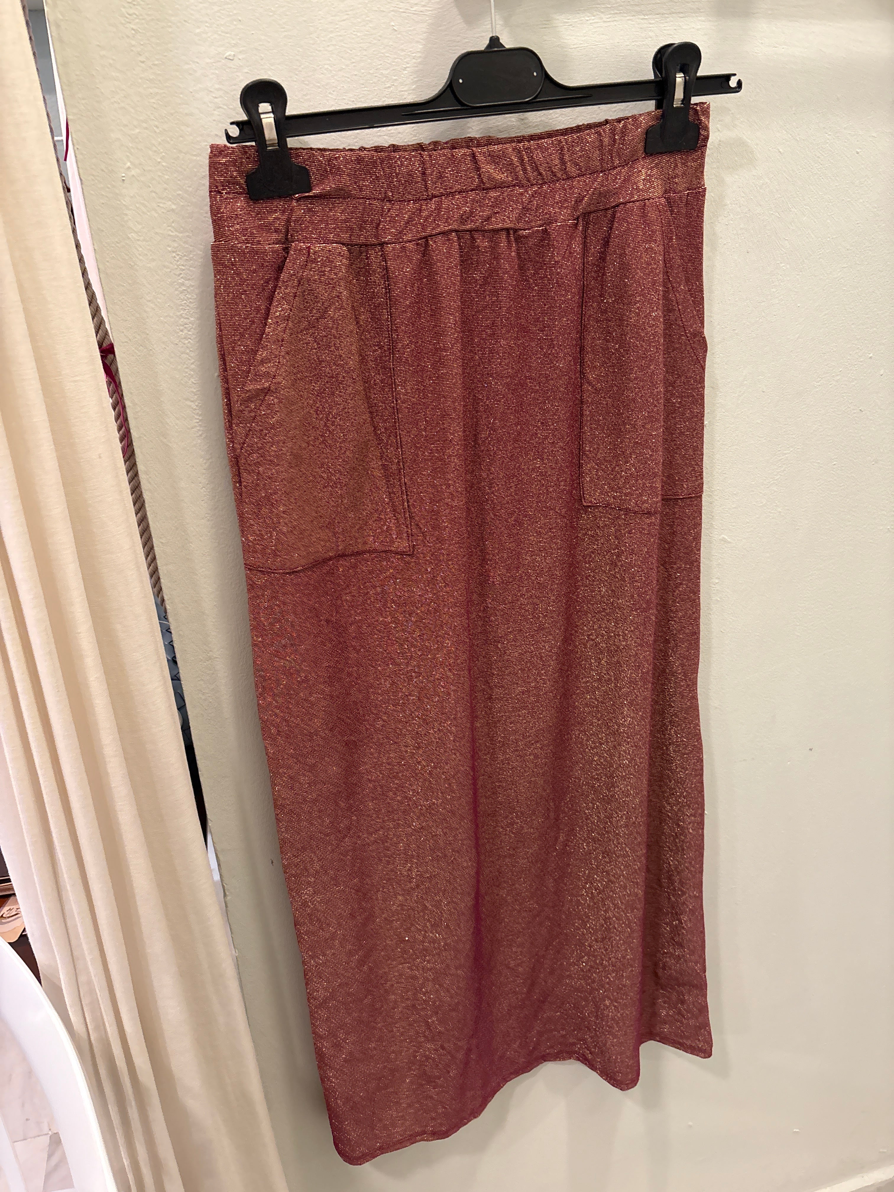 Falda brillo elástica con bolsillos