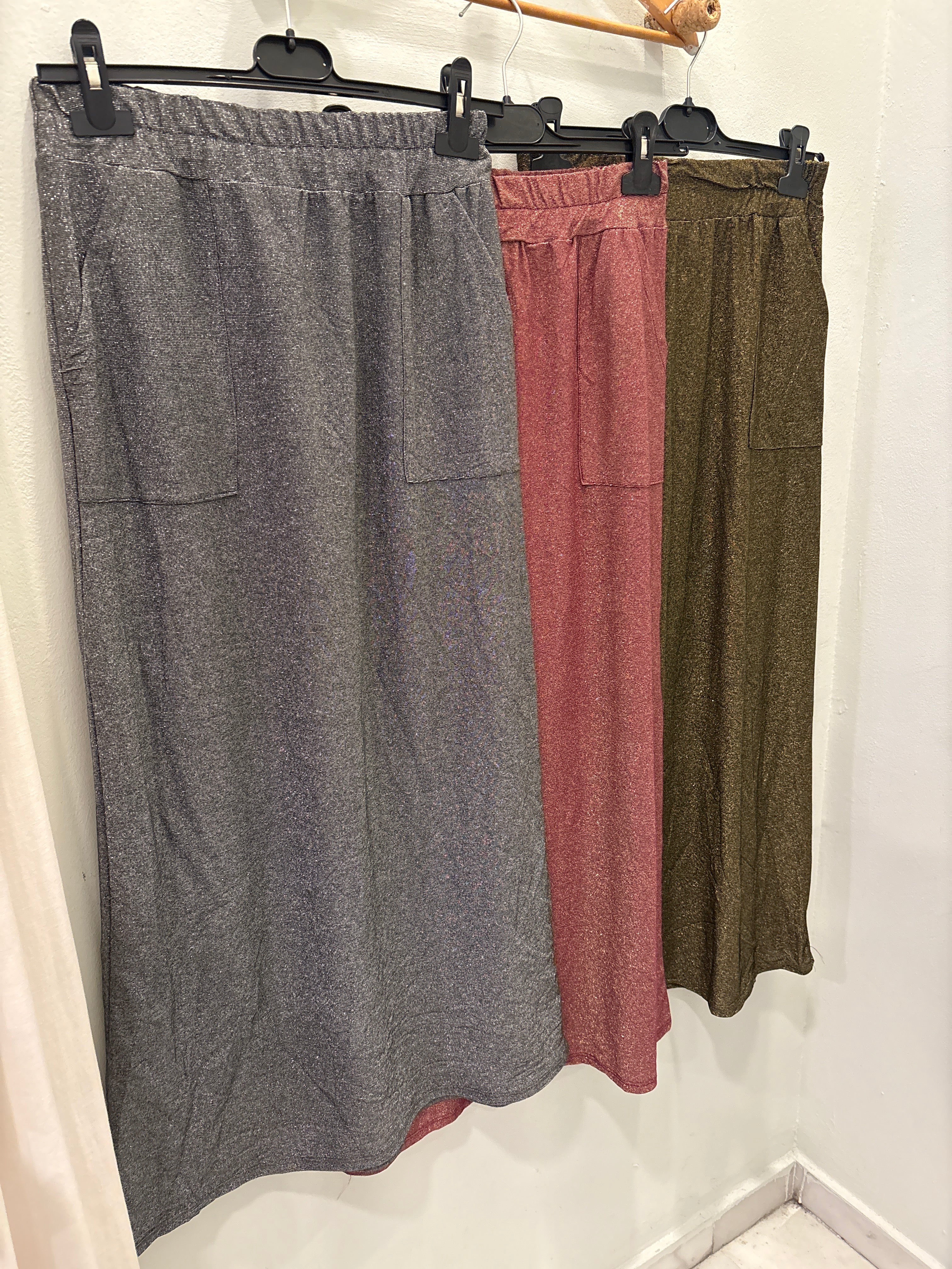 Falda brillo elástica con bolsillos