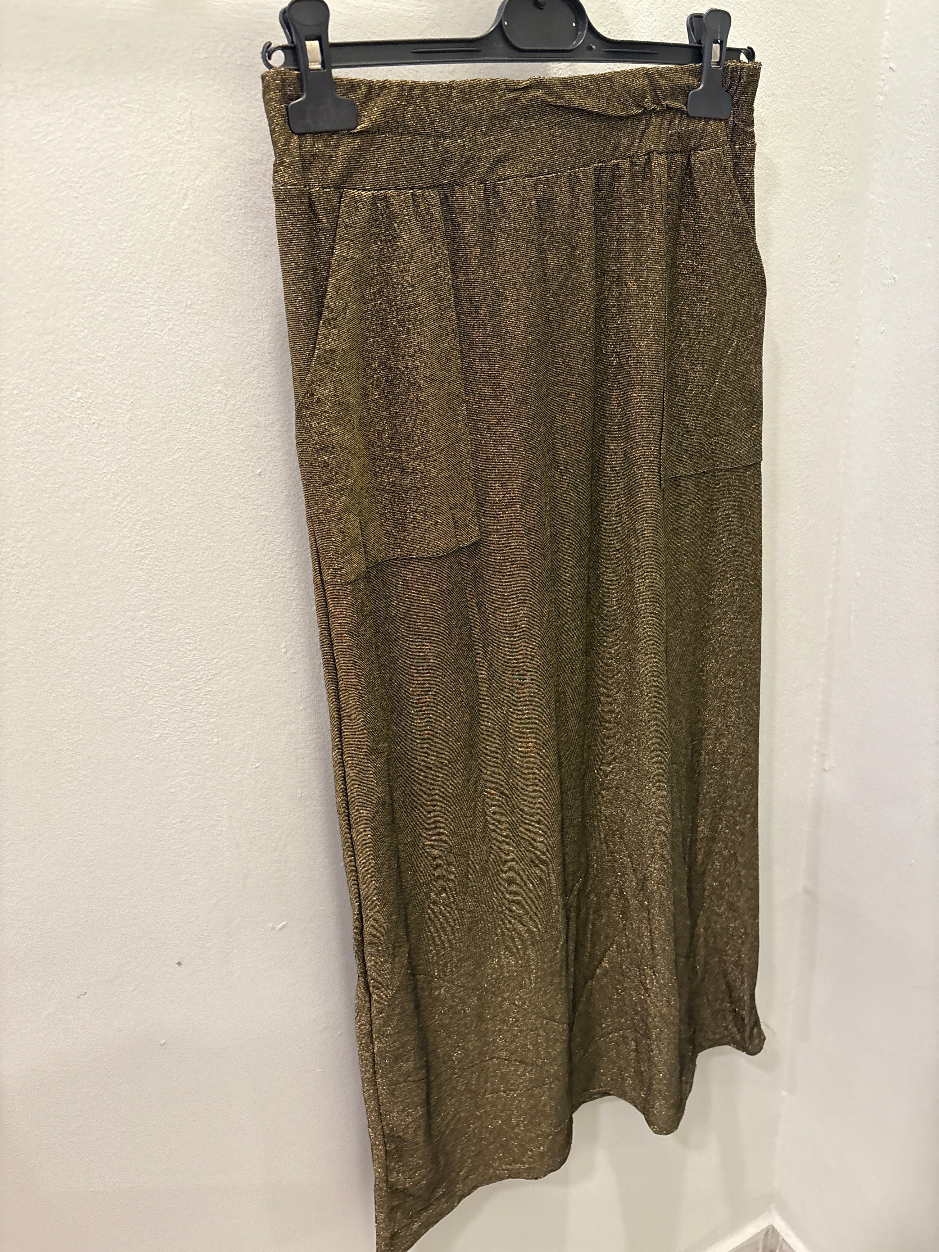 Falda brillo elástica con bolsillos