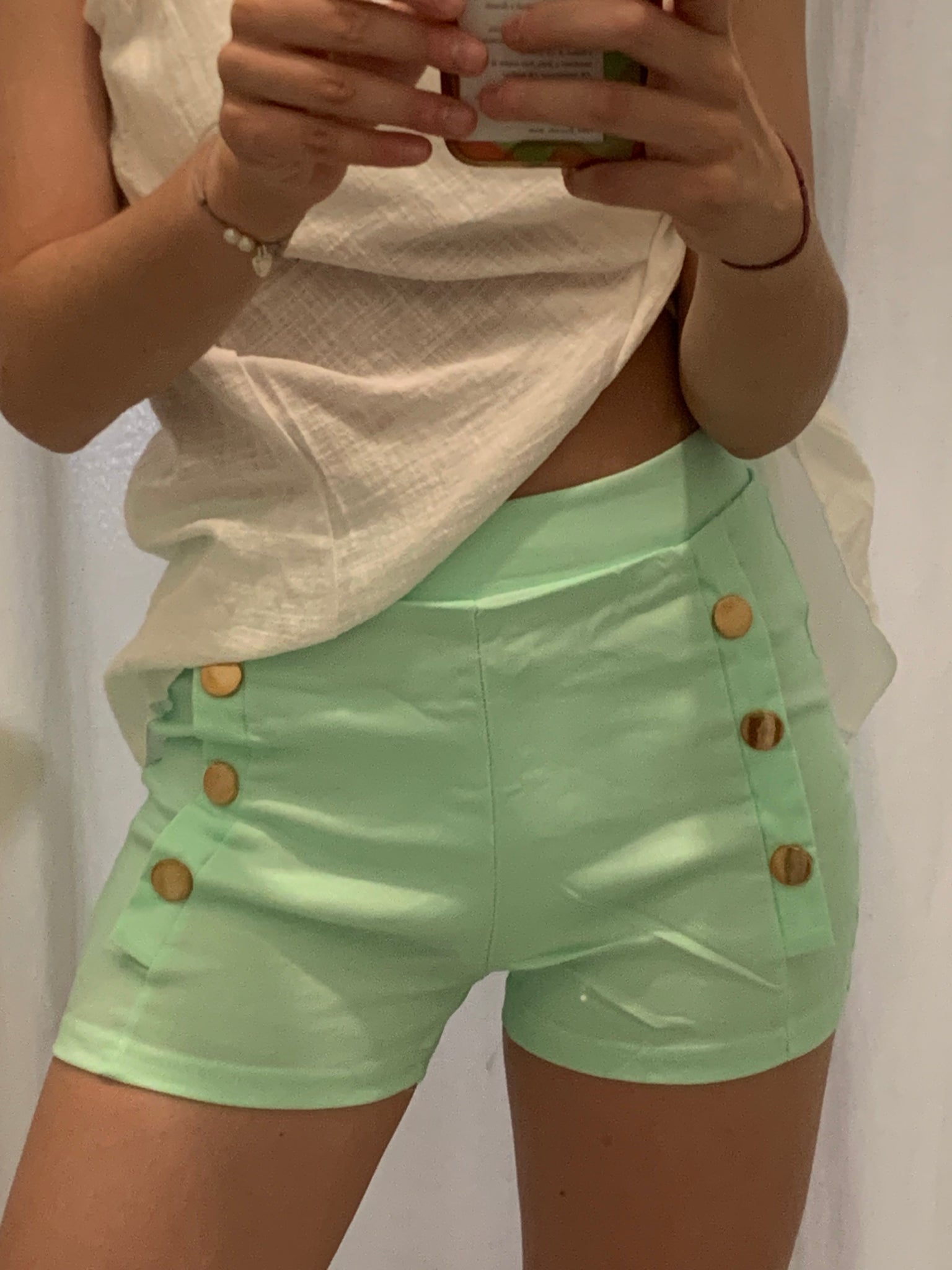 Short elástico con botones