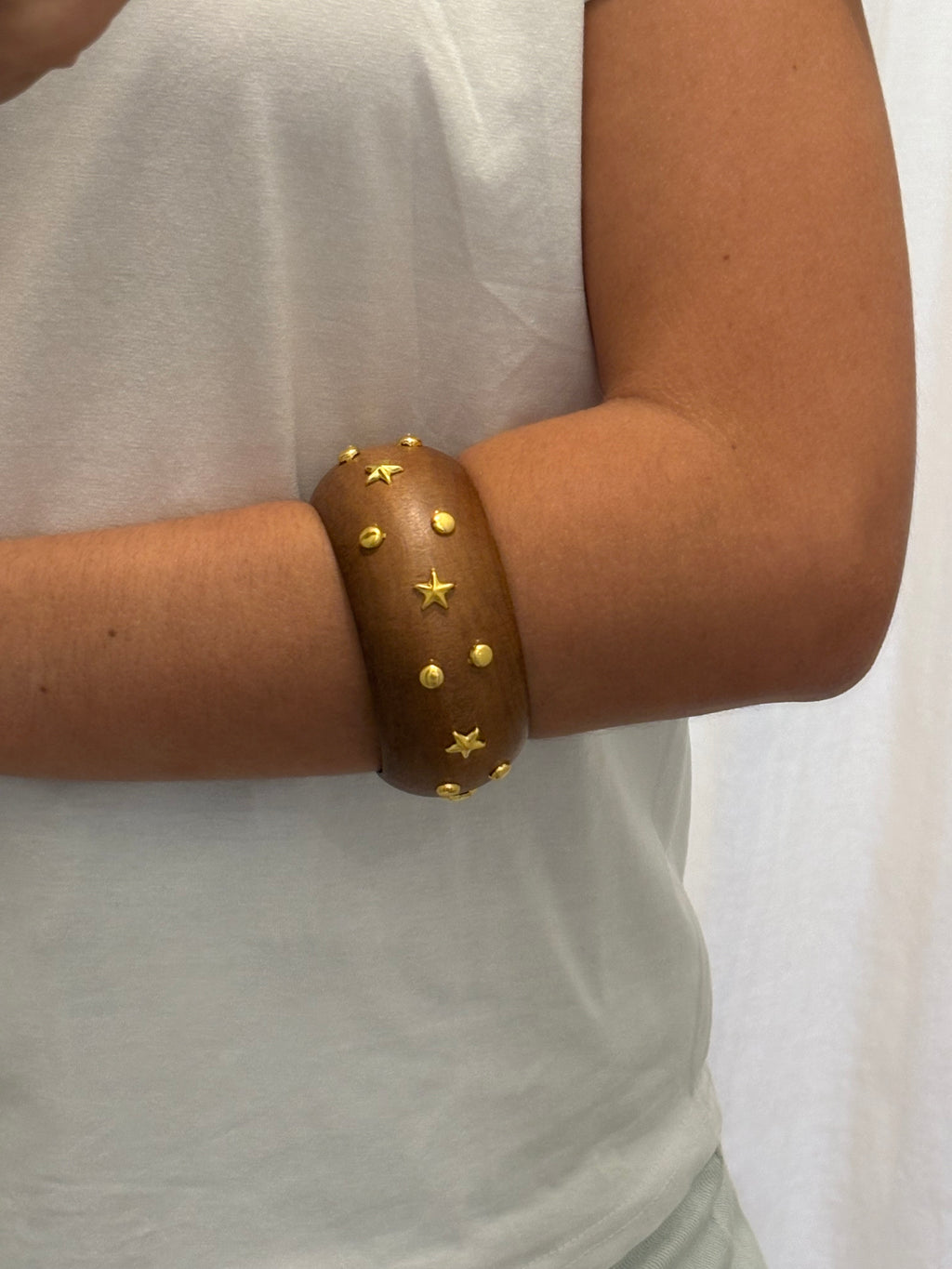 brazalete efecto madera y tachuelas