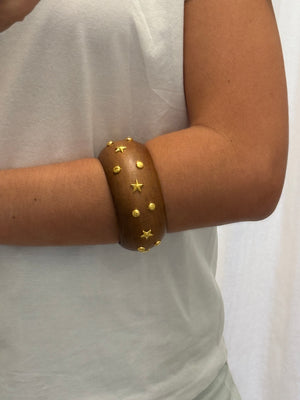 brazalete efecto madera y tachuelas
