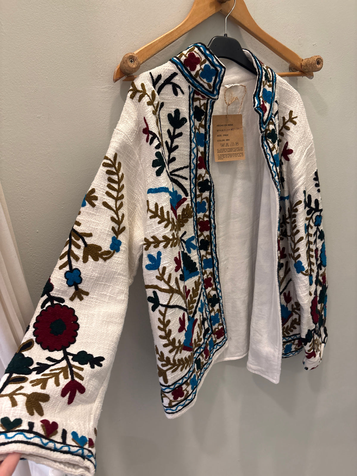 Chaqueta bordada blanca abierta