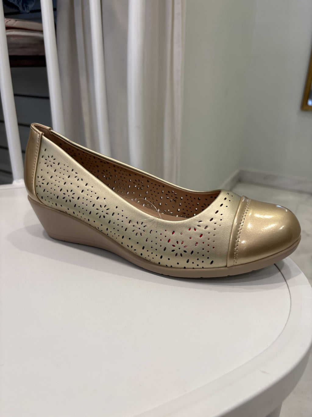 Zapato con cuña dorado