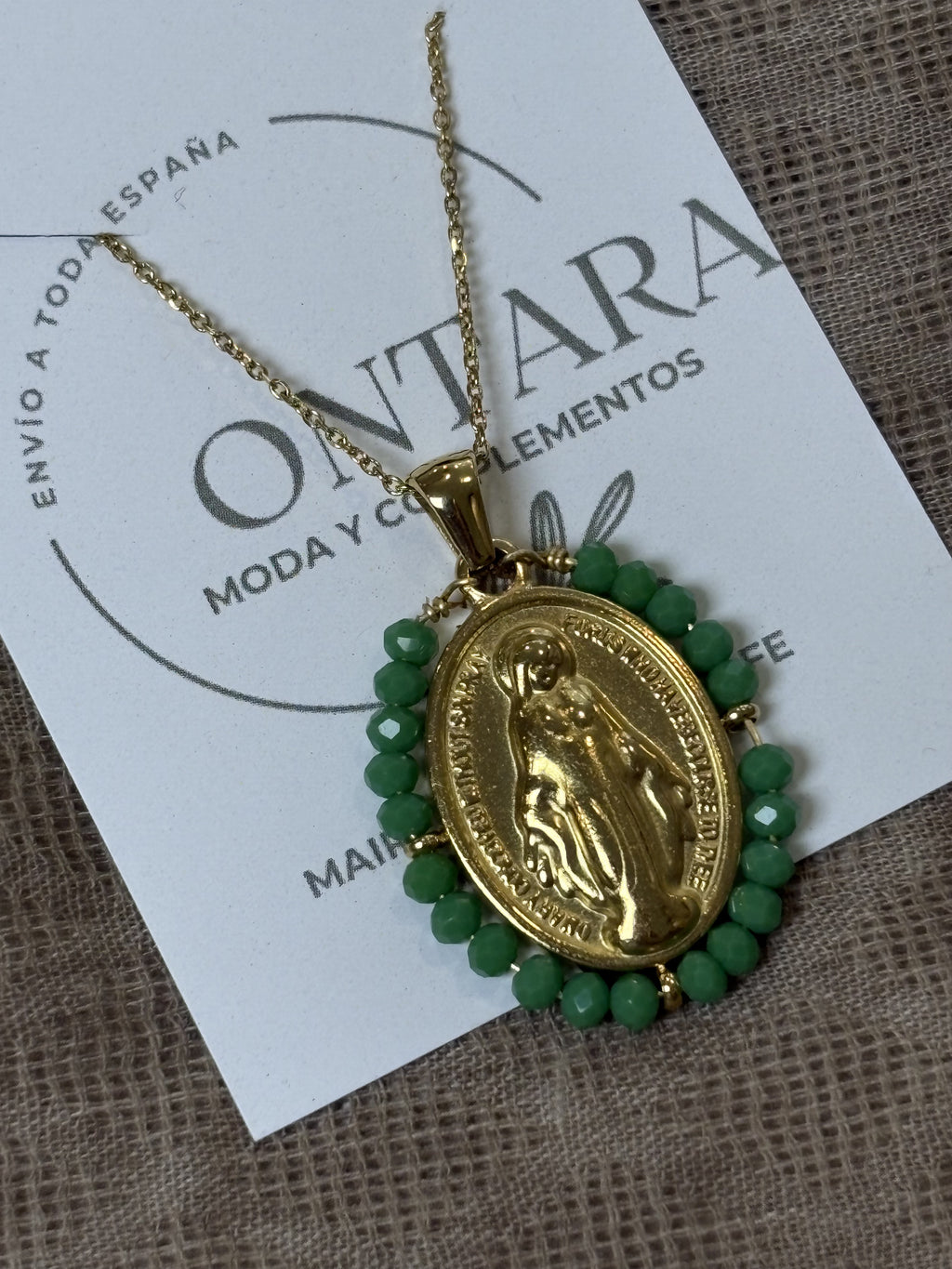 Colgante acero Virgen de la Milagrosa piedrecitas verdes