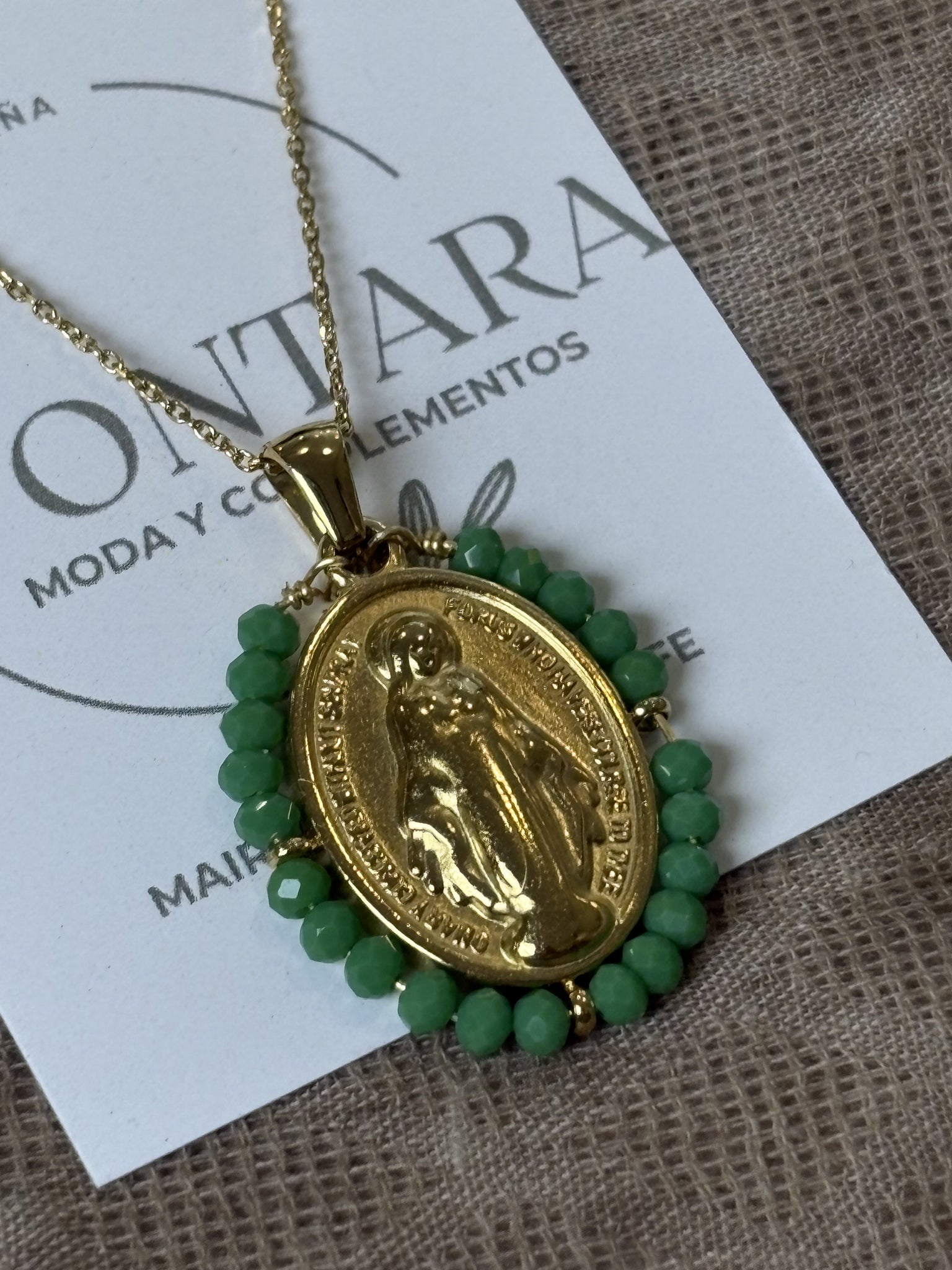 Colgante acero Virgen de la Milagrosa piedrecitas verdes