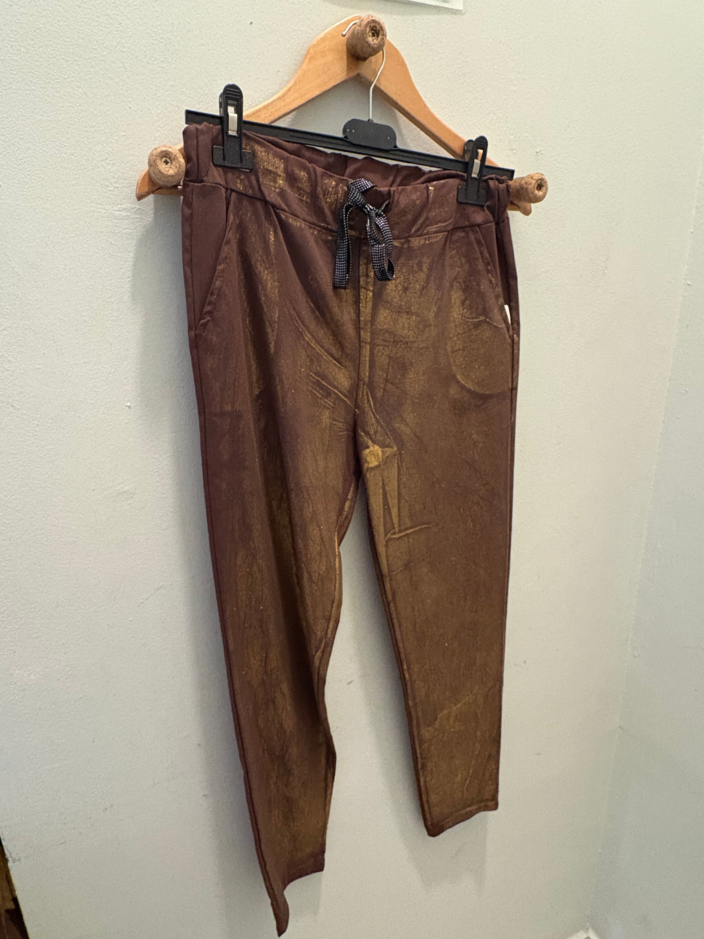 Pantalón elástico efecto brillo