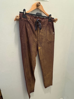 Pantalón elástico efecto brillo