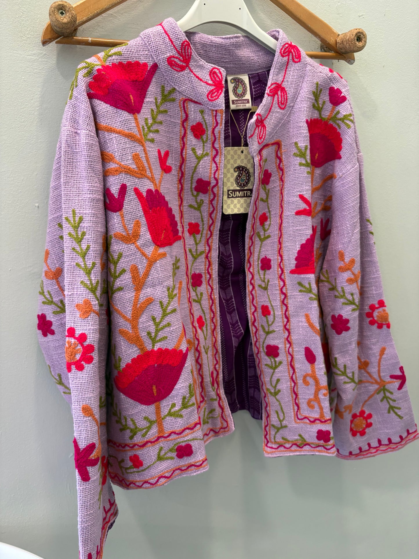 Chaqueta bordada lila