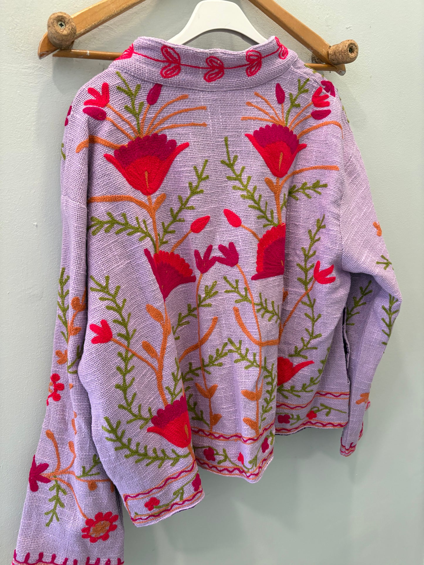 Chaqueta bordada lila